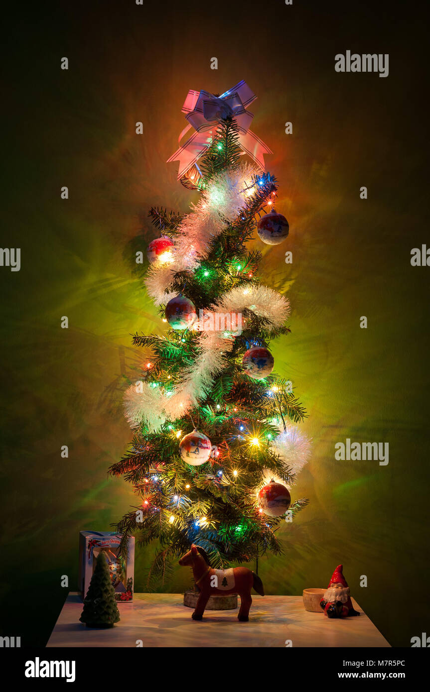 Einen kleinen Weihnachtsbaum. Kleine Weihnachtsbaum auf dem Tisch zu stehen Stockfoto