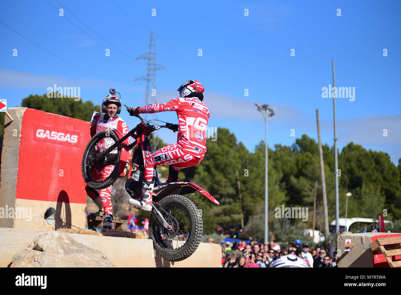 LA NUCIA, SPANIEN - 11. FEBRUAR 2018: Jeroni Fajardo auf eine GasGas bike Meister ein Hindernis bei der Spanischen Nationalen Trial Meisterschaft. Stockfoto