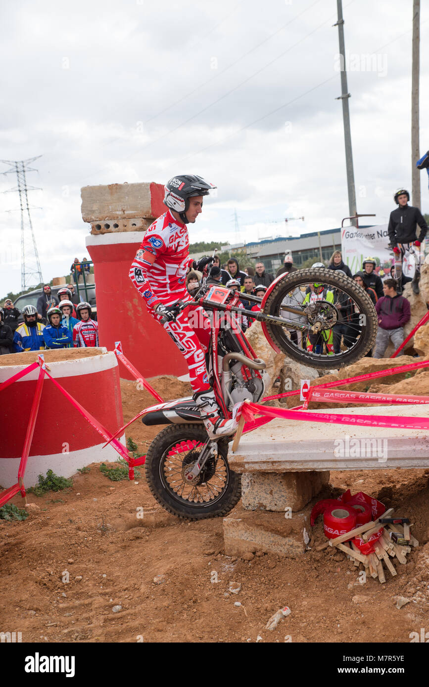 LA NUCIA, SPANIEN - 11. FEBRUAR 2018: Jeroni Fajardo auf eine GasGas bike springt über ein Hindernis bei der Spanischen Nationalen Trial Meisterschaft. Stockfoto