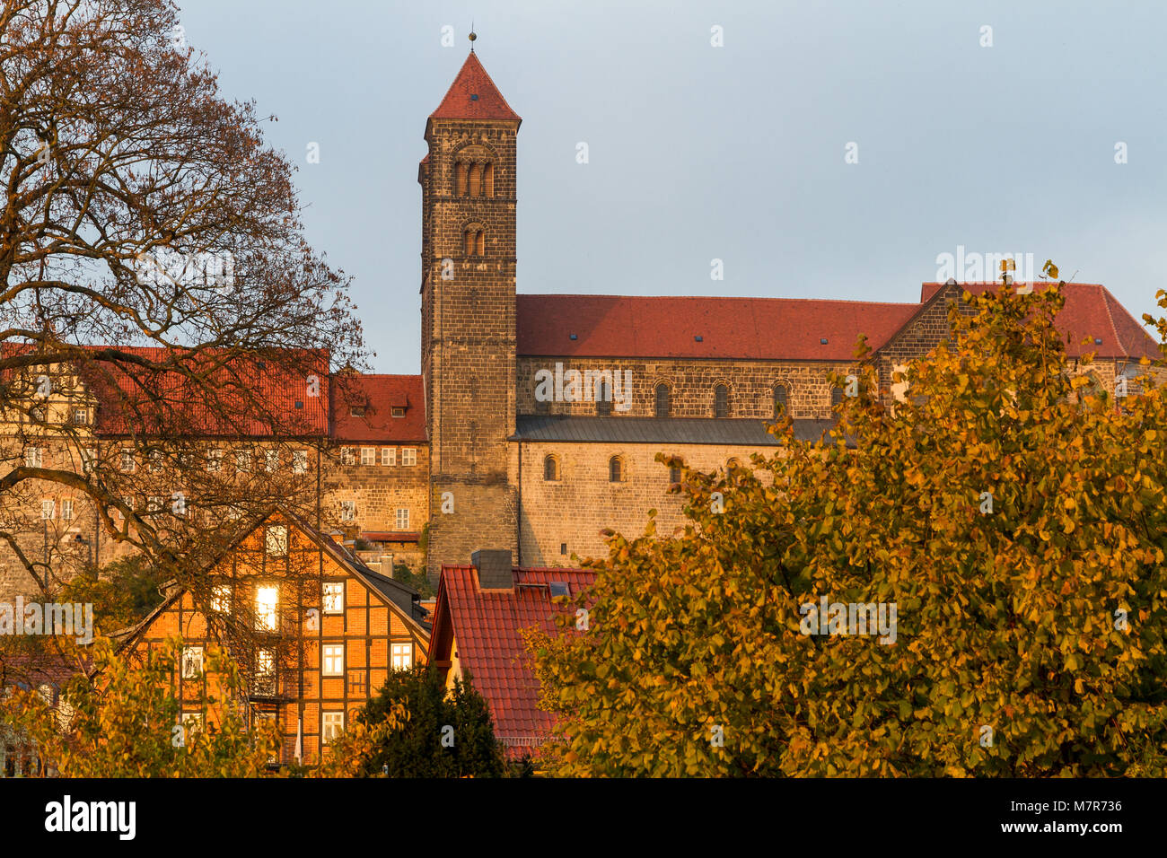 Blick auf das Schloss von Quedlinburg im Herbst Stockfoto