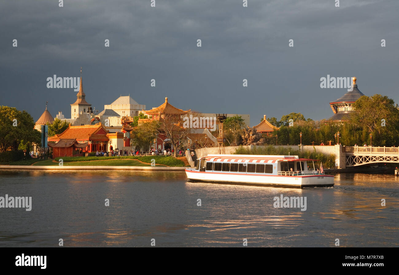 Orlando, USA - 22. März 2009. Eine Fähre bringt Besucher rund um den World Showcase Lagoon in Epcot World Showcase, Disney World Stockfoto
