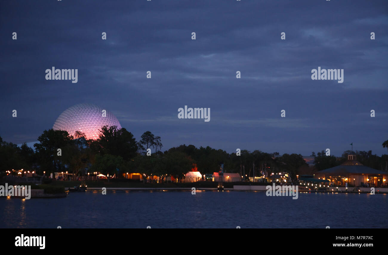 Orlando, USA - 22. März 2009. Das Raumschiff Erde Globus leuchtet die Skyline im Epcot World Showcase, Disney World Stockfoto
