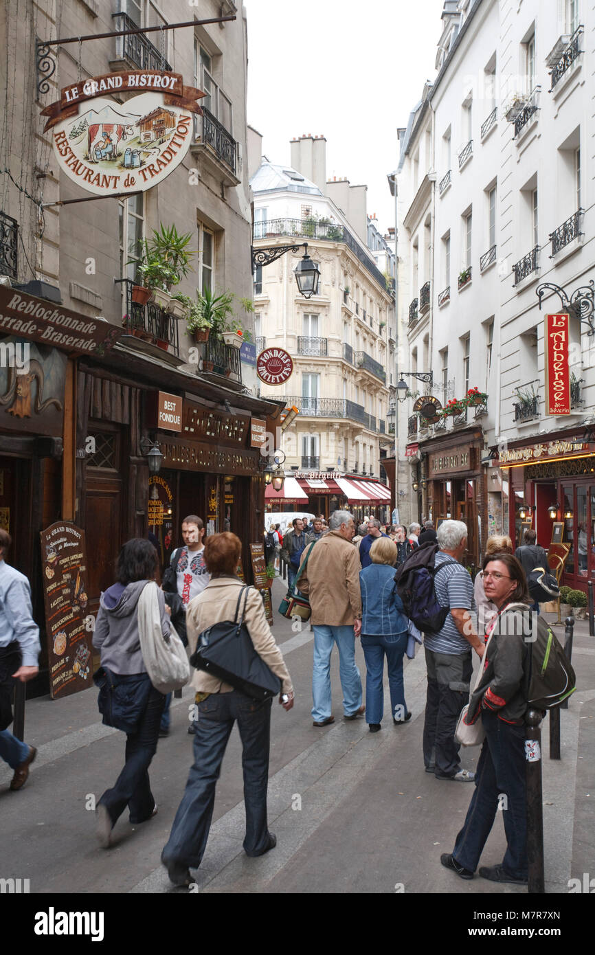 Paris, Frankreich, 09. Mai 2009. Besucher außerhalb der Rue Saint Severin in Athen, das Quartier Latin. Stockfoto