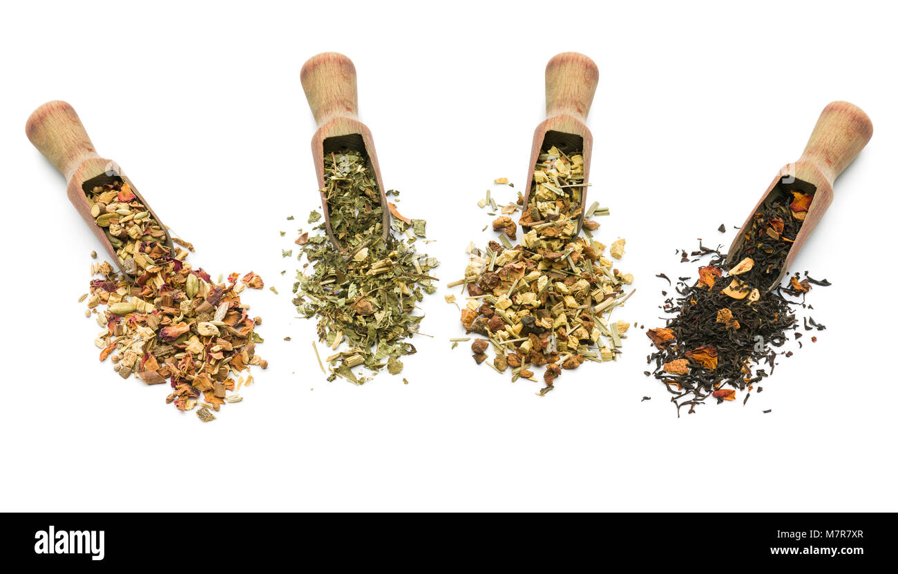 Vielzahl von Tee in Holz- schaufel Mischung auf weißem Hintergrund Stockfoto