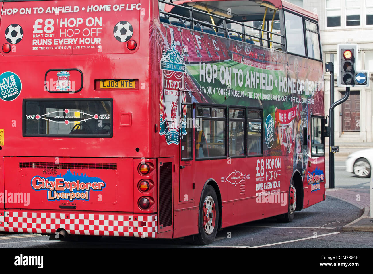 Liverpool City Explorer bus Touristen unter Anfield home von Liverpool Football Club zu besuchen. Stockfoto