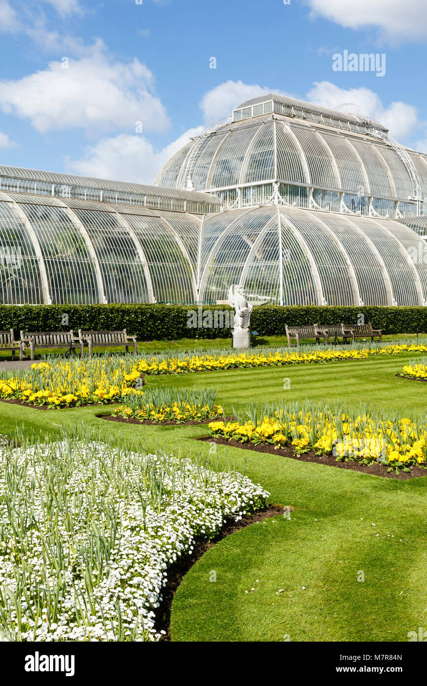 London, Großbritannien - 18 April 2014. Garten außerhalb der Palmenhaus in Kew Botanic Gardens. Die Gärten wurden 1840 gegründet. Stockfoto