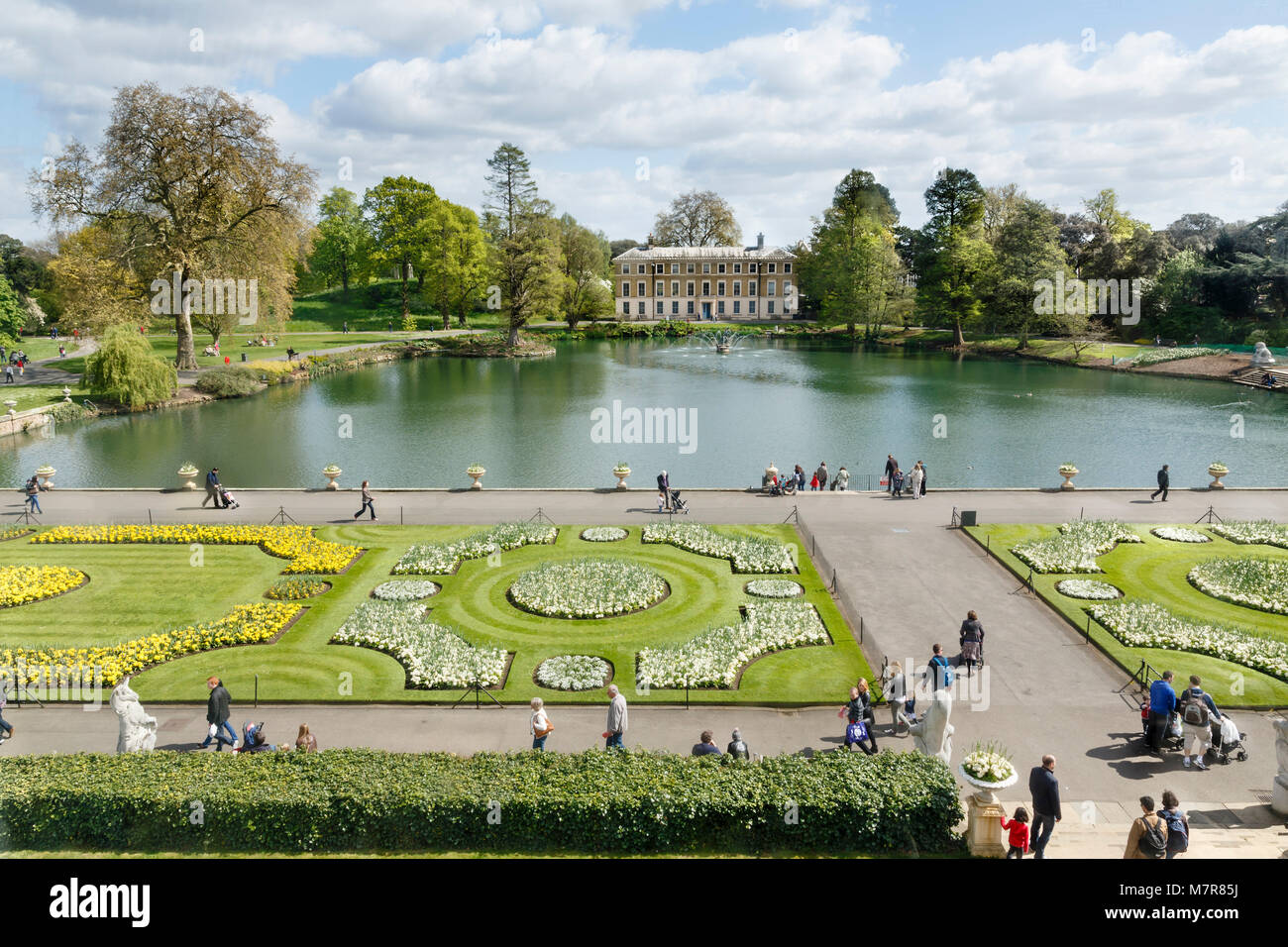 London, Großbritannien - 18 April 2014. Museum Nr. 1, den See und die Gärten in Kew Royal Botanic Gardens. Die Gärten wurden 1840 gegründet. Stockfoto