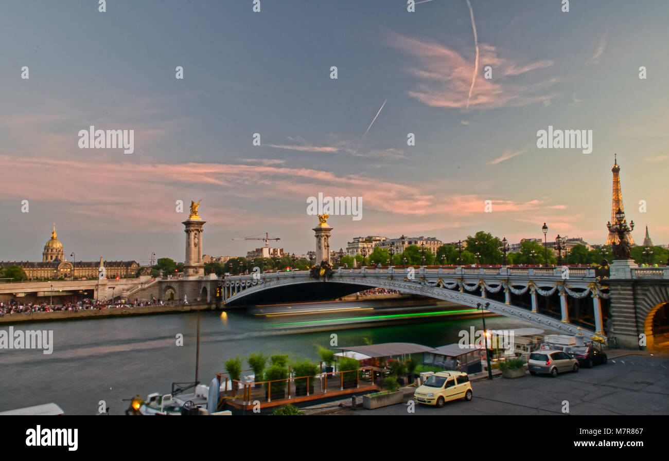 Ein romantischer Abend in Paris in der Nähe von Pont Alexandre III Stockfoto