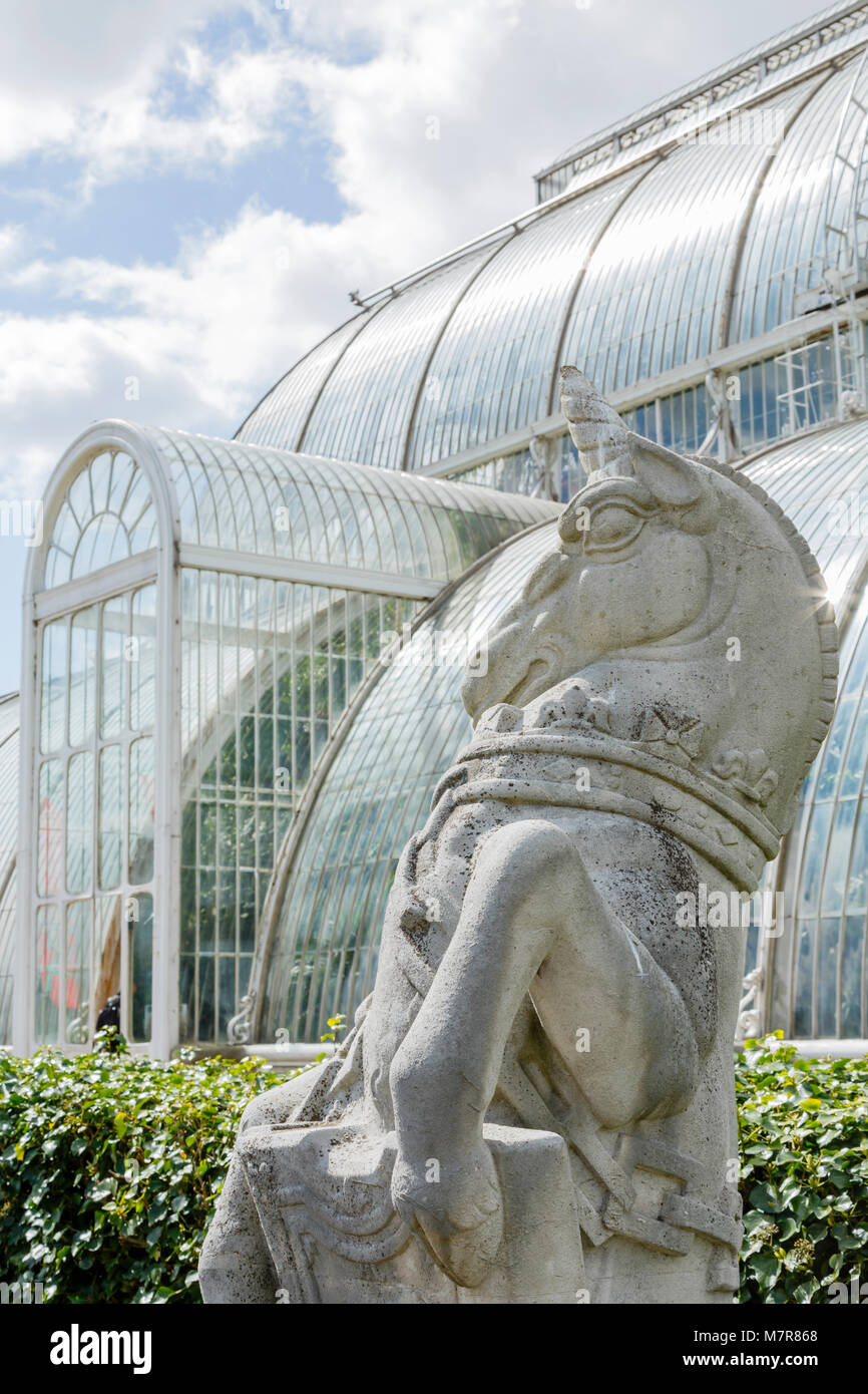 London, Großbritannien - 18 April 2014. Detail einer Statue außerhalb des Palmenhaus in Kew Botanic Gardens. Die Gärten wurden 1840 gegründet. Stockfoto