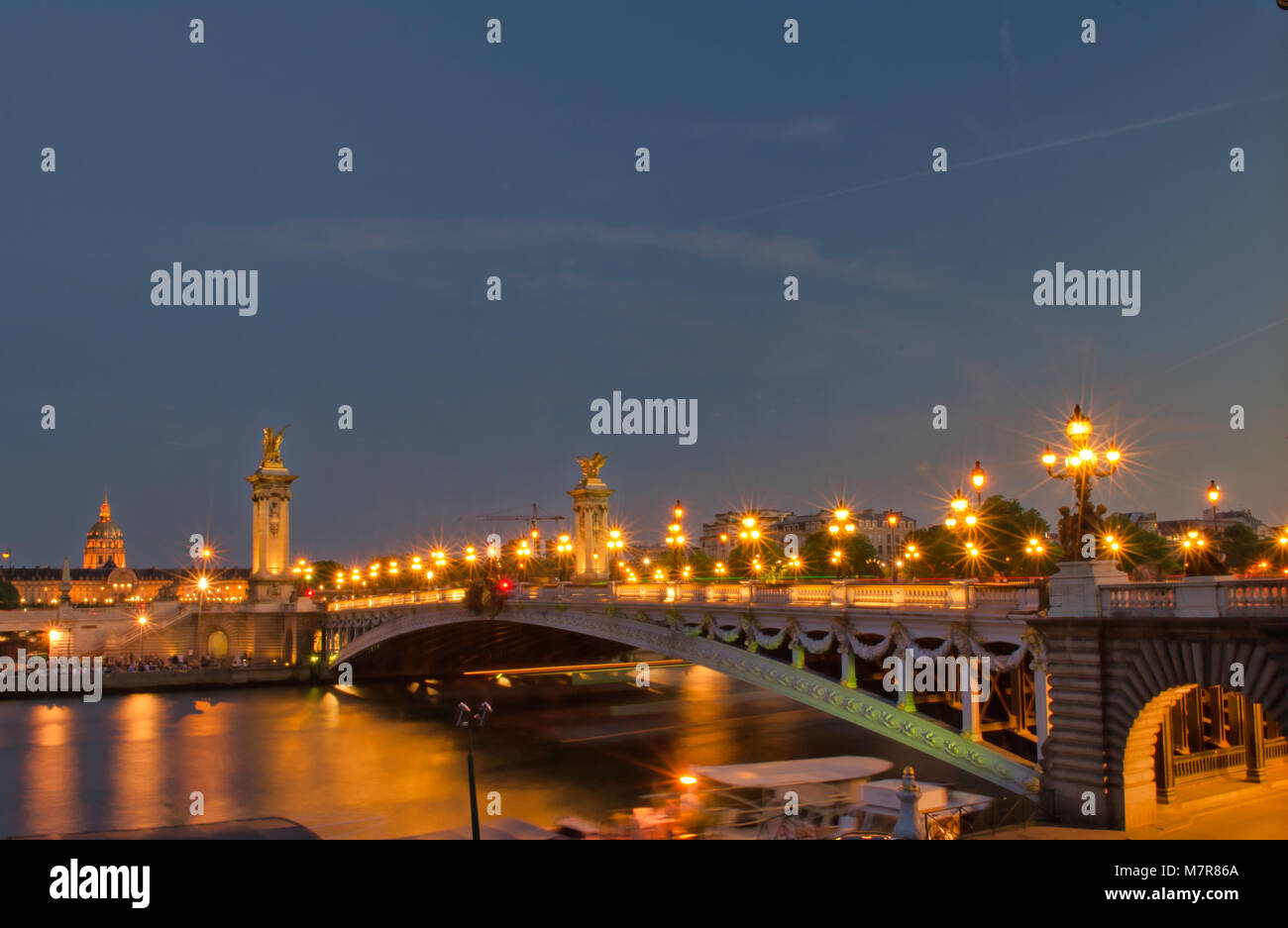 Ein romantischer Abend in Paris in der Nähe von Pont Alexandre III Stockfoto