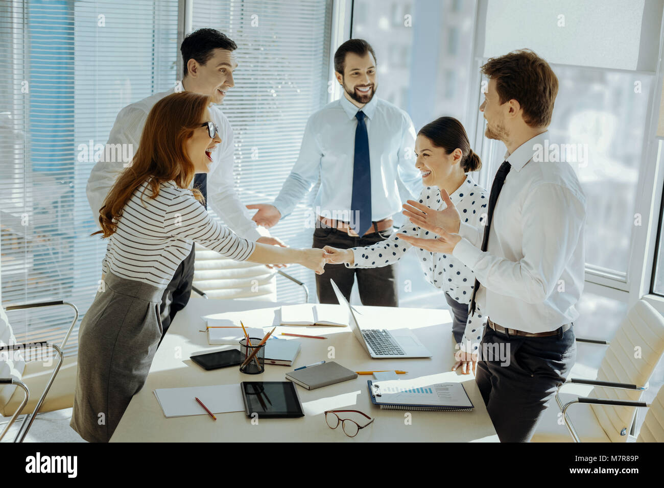 Upbeat Kollegen Begrüßung vor der Konferenz Stockfoto