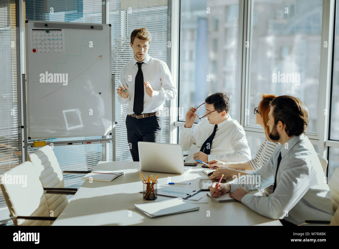 Angenehme Menschen sprechen über die Perspektiven des Projekts Stockfoto