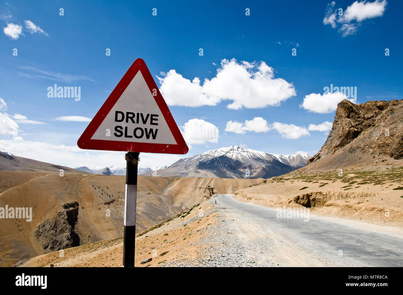 Leh-Manali Autobahn, fahren Sie langsam Zeichen, Ladakh, Himalaya, Indien Stockfoto