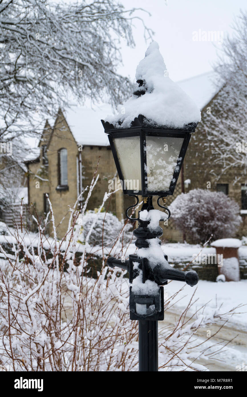 Altmodische schwarz Gusseisen Lamp Post frisch verschneite Stockfoto
