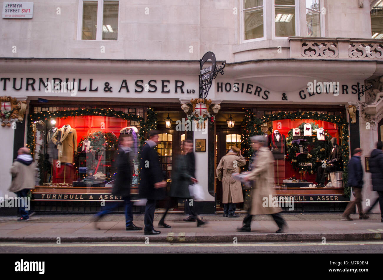 Käufer auf Jermyn Street, und Luxushotels Street in Mayfair, in der Nähe von St James Street und Piccadilly berühmt für seine Schneider und Kunstgalerien. Stockfoto