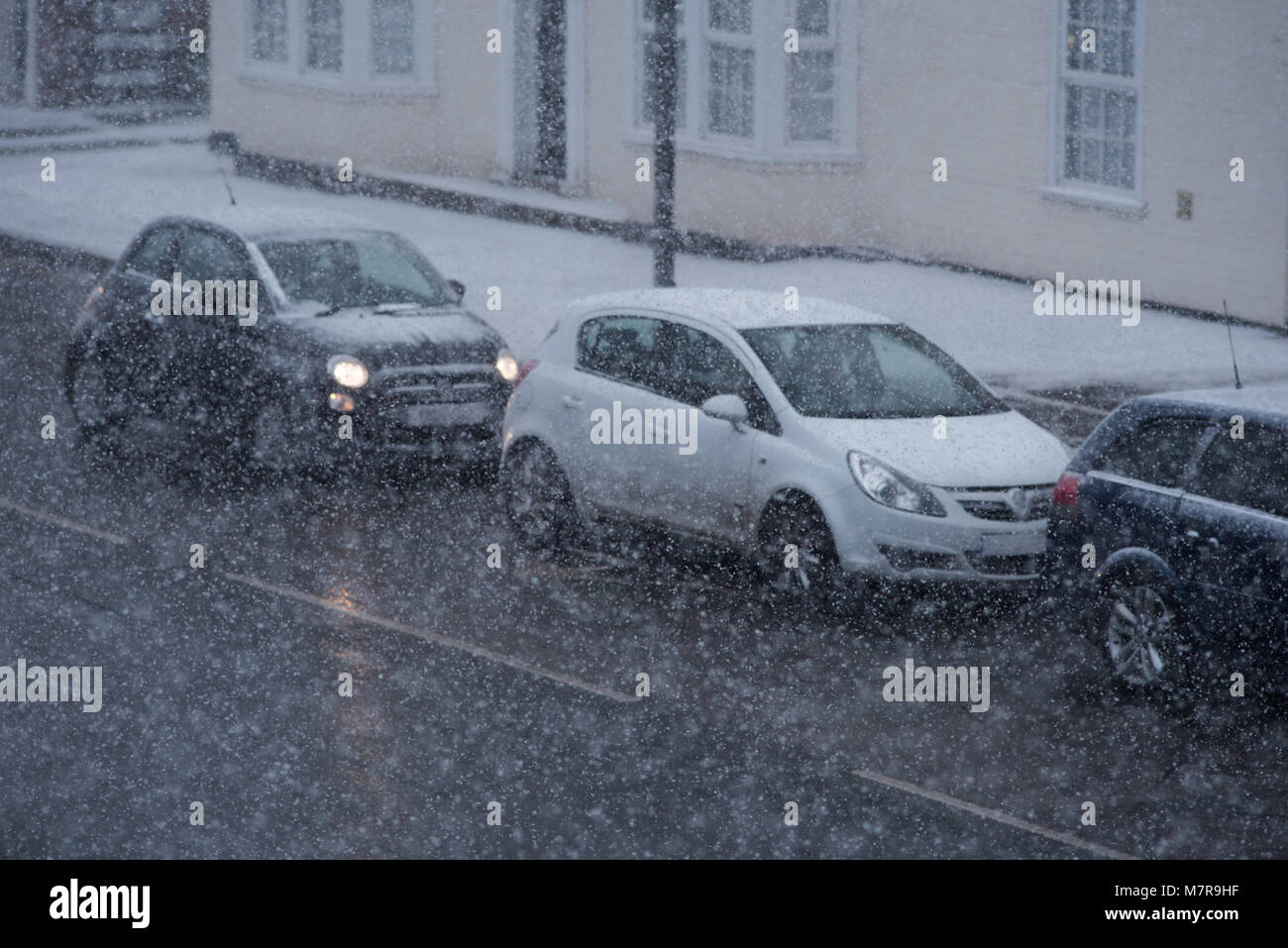 Verkehrschaos in Großbritannien mit Autos entlang Schnee bedeckte Straße während Blizzard Bedingungen Stockfoto