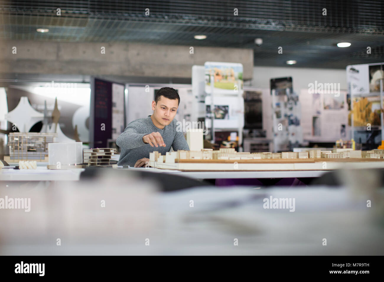 Architekten Arbeiten am Modell Stockfoto