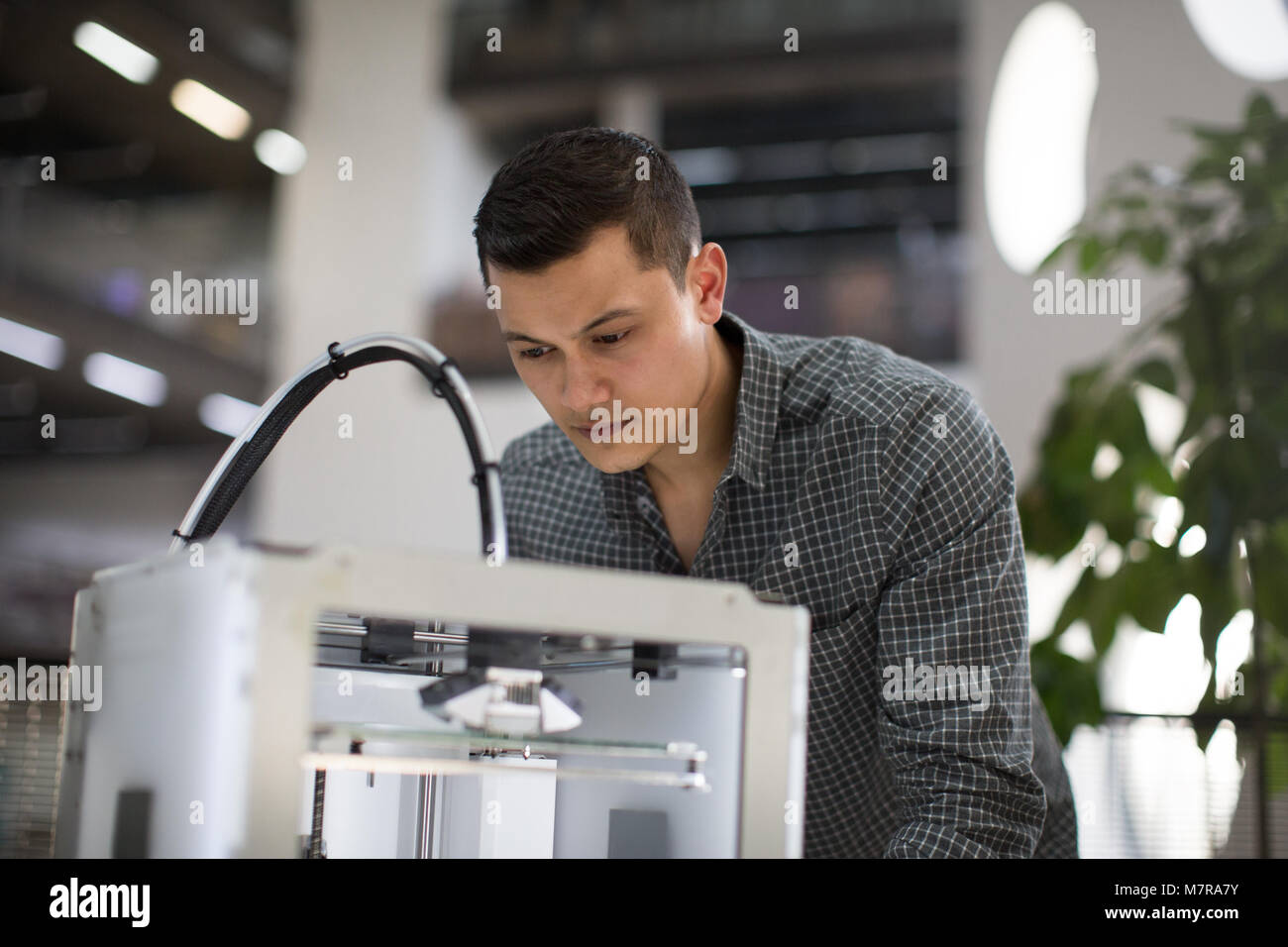 Männliche 3D Drucker suchen Stockfoto