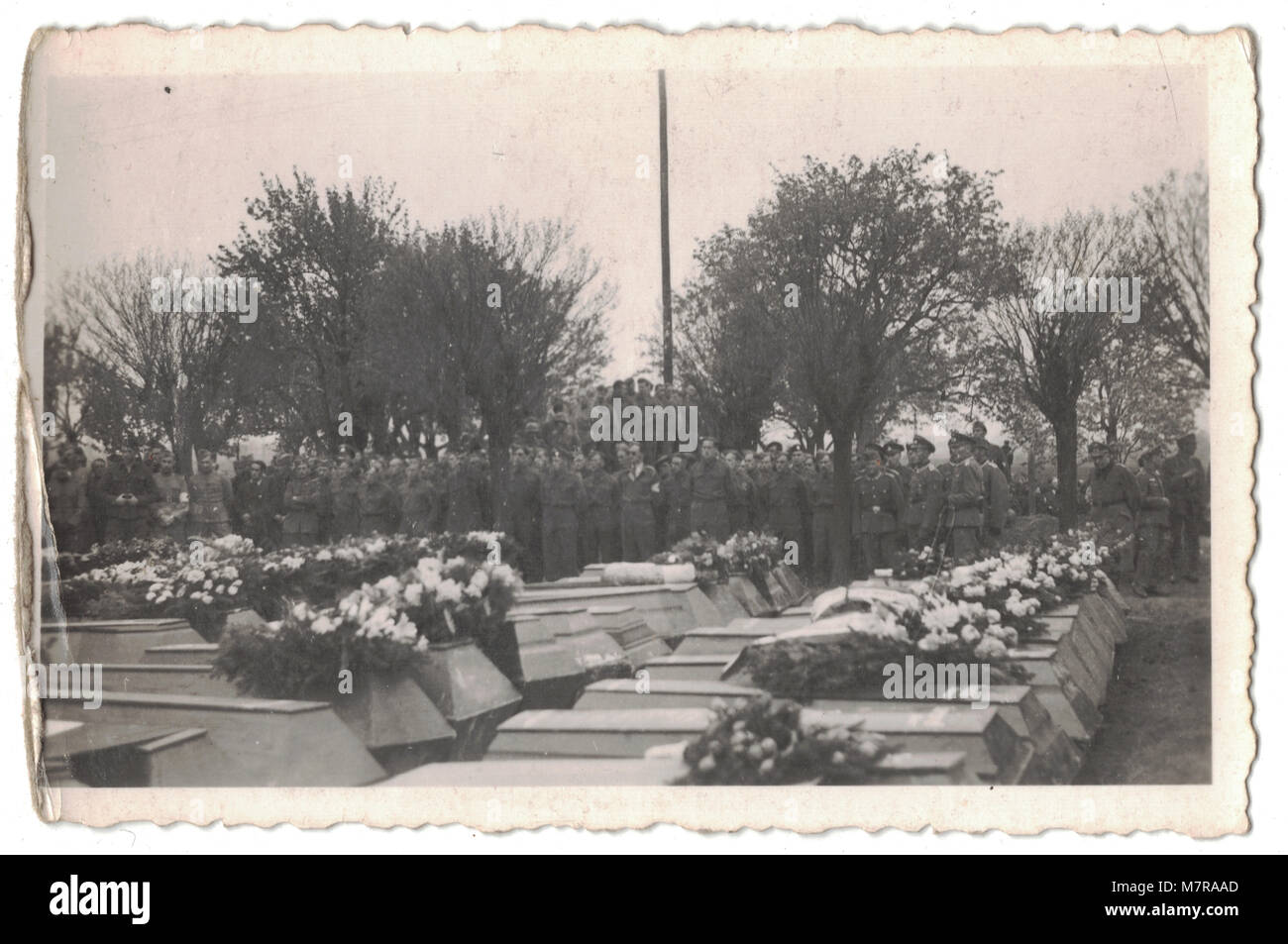 Masse Beerdigung, Begräbnis der Britischen Truppen auf einem Friedhof in Deutschland in der Nähe von Leipzig am 27. Februar 1945, während des Zweiten Weltkriegs, die Fotos sind alle gestempelt auf der Rückseite mit Stalag IV-A, Kriegsgefangenenlager Stockfoto