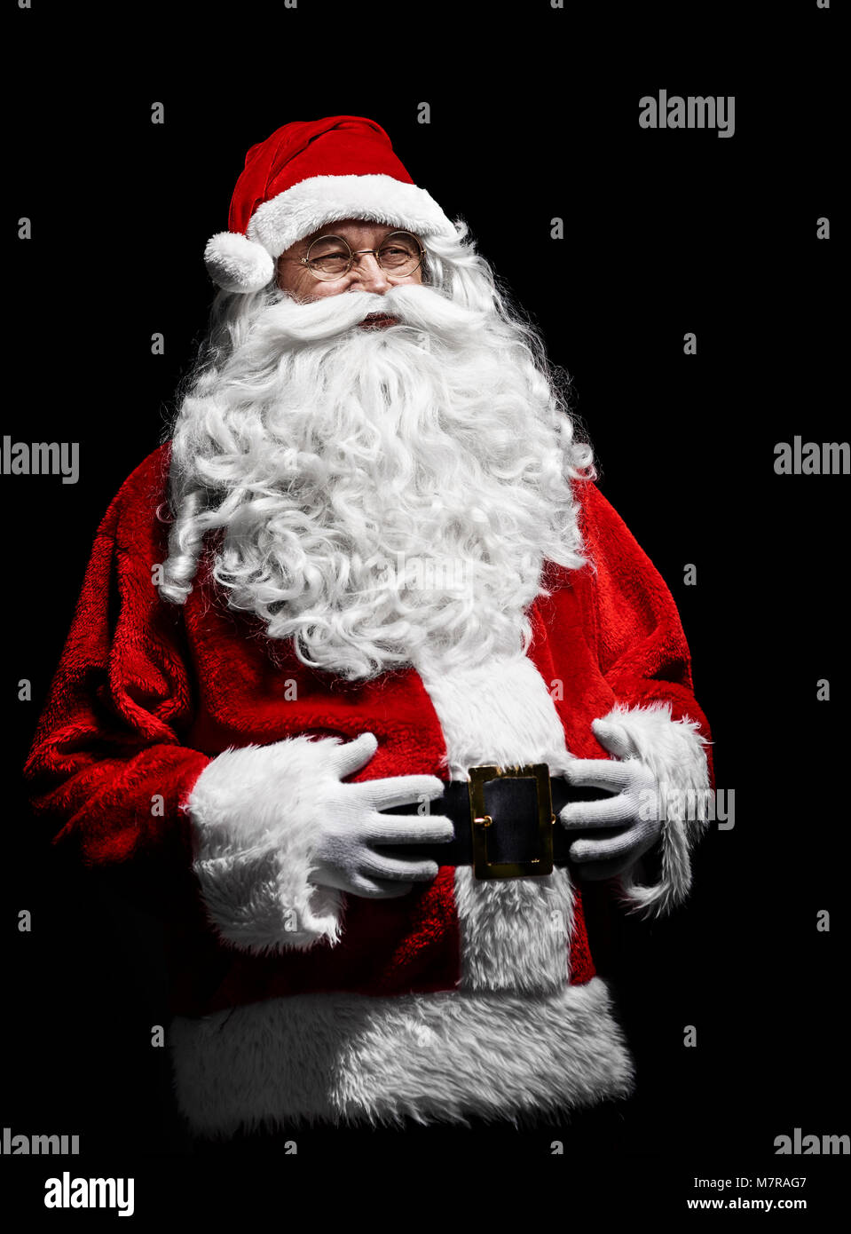 Portrait von fröhlichen Santa Claus mit den Händen auf den Magen Stockfoto