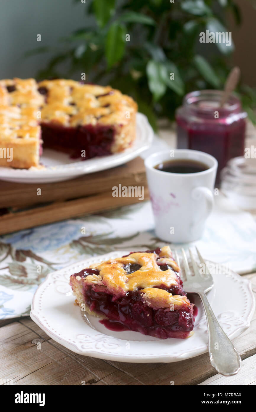 Eine traditionelle amerikanische oder europäische Cherry Pie aus SHORTCAKE. Im rustikalen Stil. Stockfoto