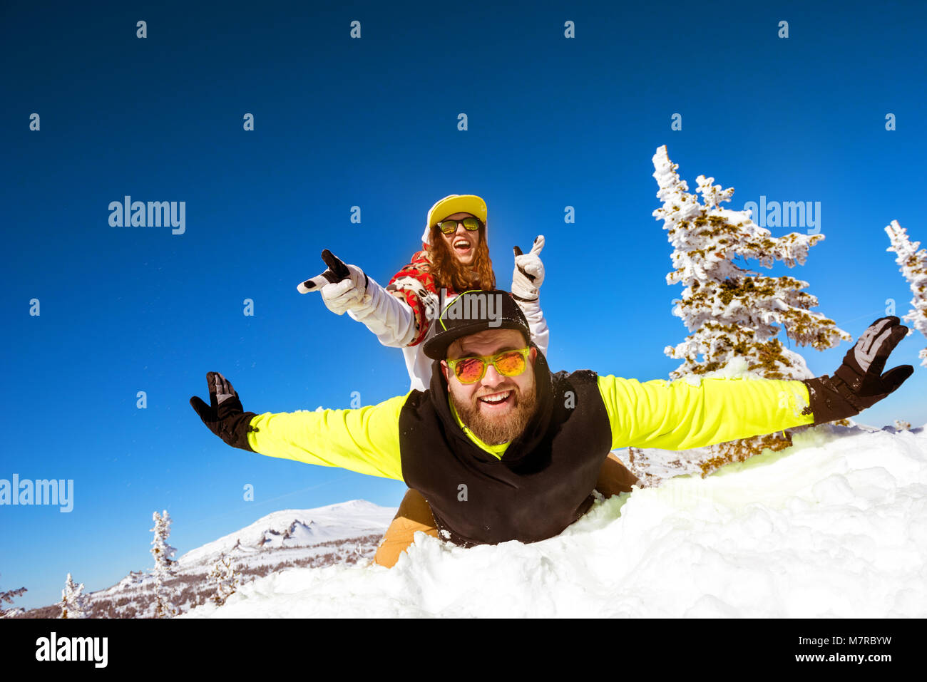 Glückliches Paar Spaß Winterurlaub Stockfoto