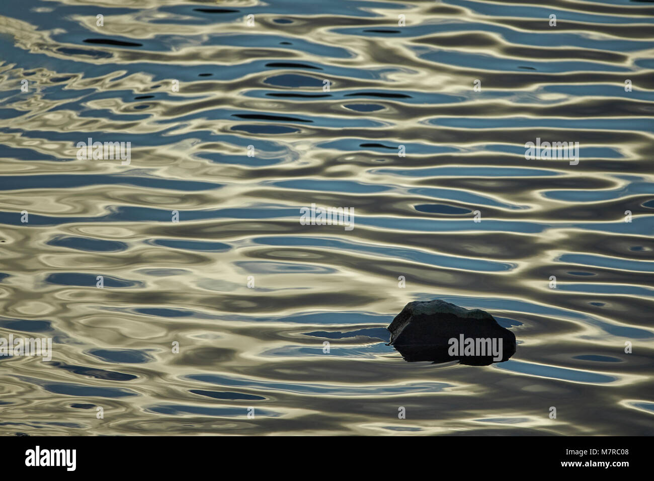 Nahaufnahme von Wasser in einem See, der blaue Himmel spiegelt Stockfoto