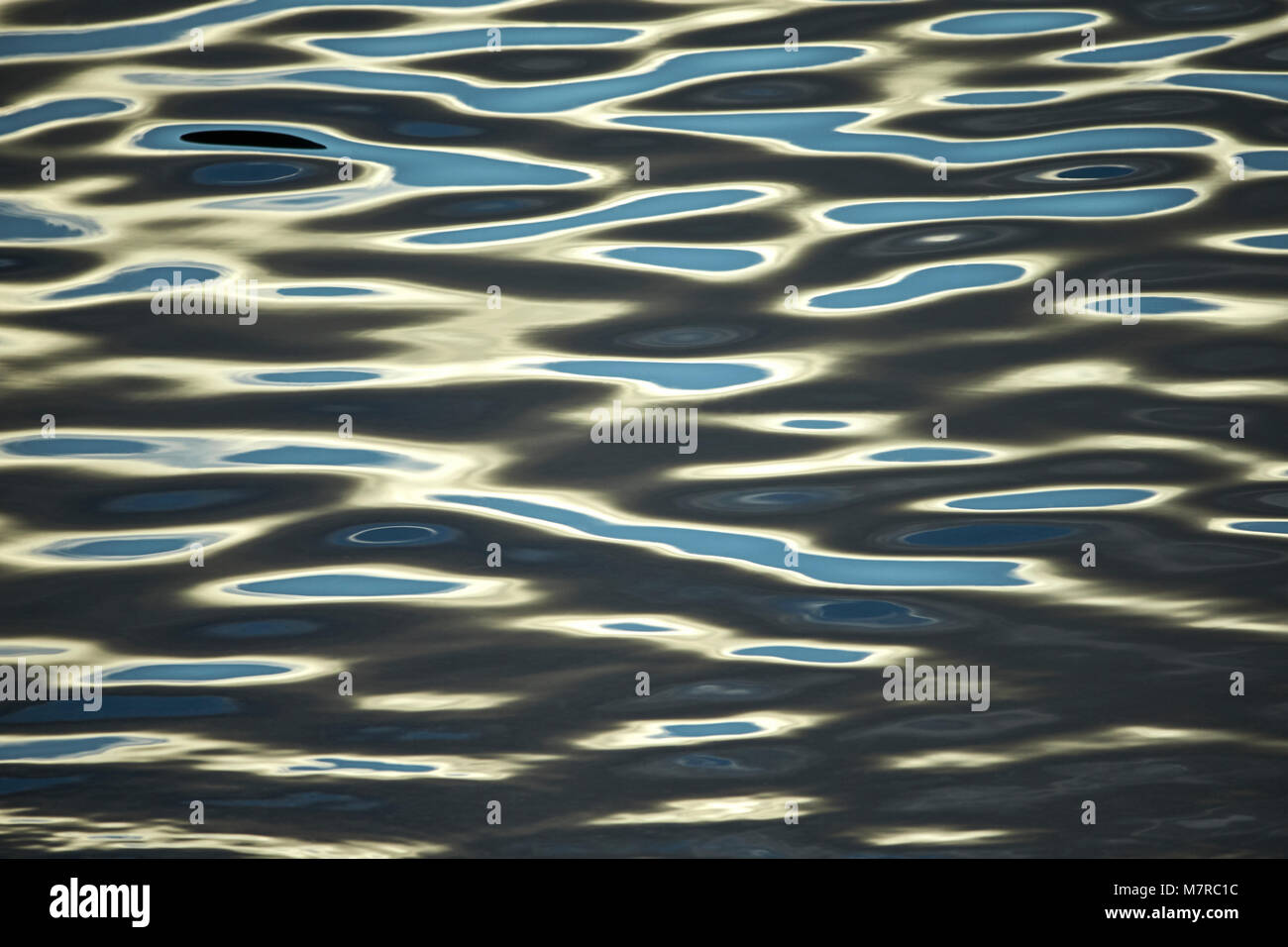 Nahaufnahme von Wasser in einem See, der blaue Himmel spiegelt Stockfoto