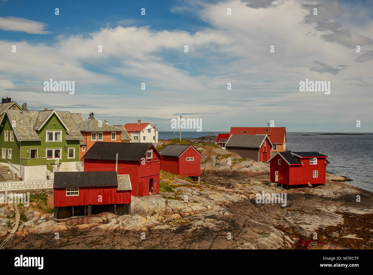 Bunte Holzhäuser auf Ona Insel - alte Fischerdorf in Sandoy Gemeinde im westlichen Norwegen, jetzt eine attraktive touristische Ort Stockfoto