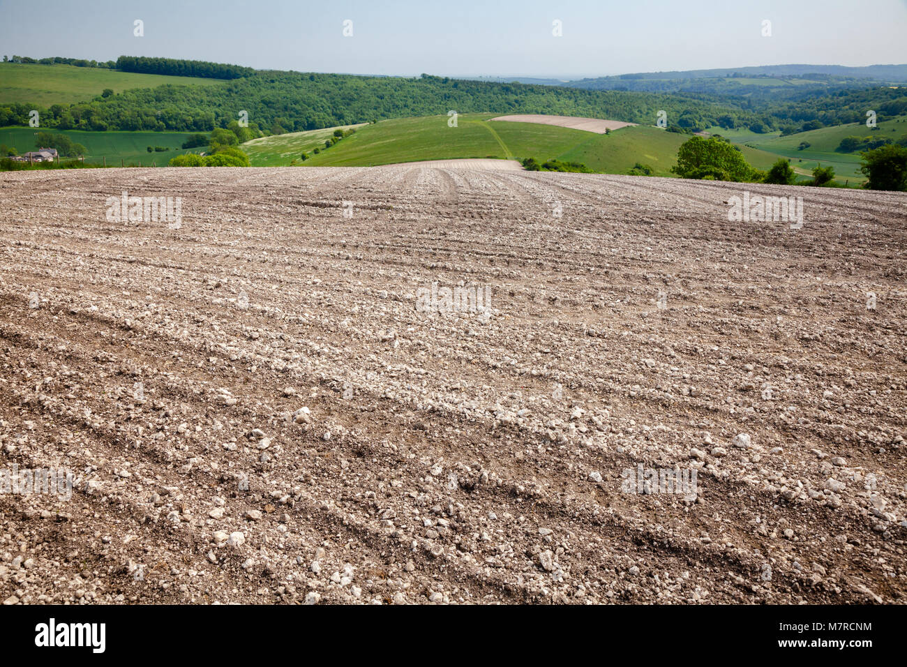 Steinigen kargen Boden gepflügten Feldes ländliche Landschaft im südlichen England Großbritannien Stockfoto