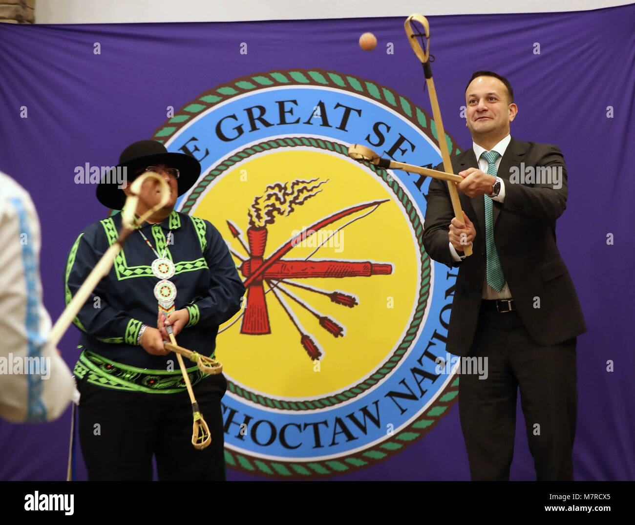 Taoiseach Leo Varadkar versucht, der Sport der Stick Ball an der Choctaw Stammesrat in der Haupthalle im Oaklahoma an Tag zwei seiner einwöchigen Besuch in den Vereinigten Staaten von Amerika. Stockfoto