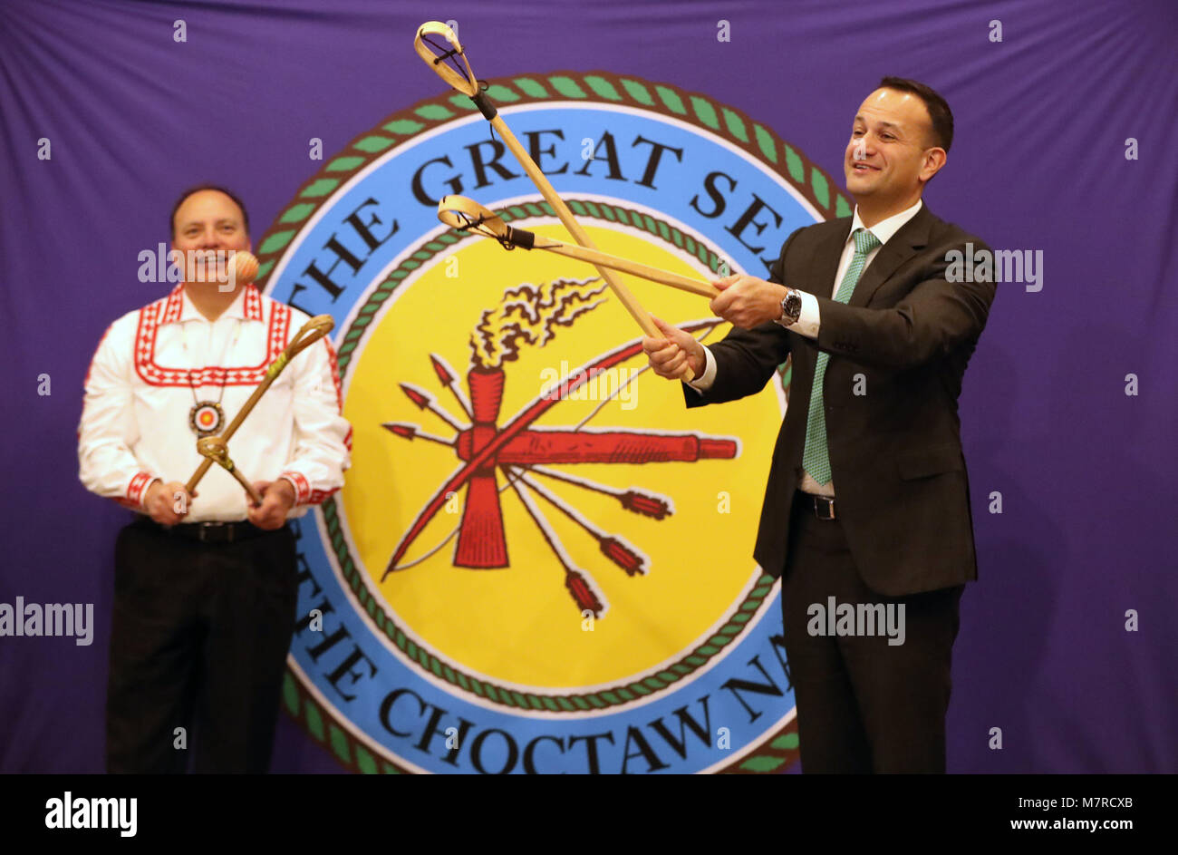 Taoiseach Leo Varadkar und Gary Batton, Chef der Choctaw Nation ein Spiel der Stick Ball der Choctaw Stammesrat in der Haupthalle im Oaklahoma an Tag zwei seiner einwöchigen Besuch in den Vereinigten Staaten von Amerika spielen. Stockfoto