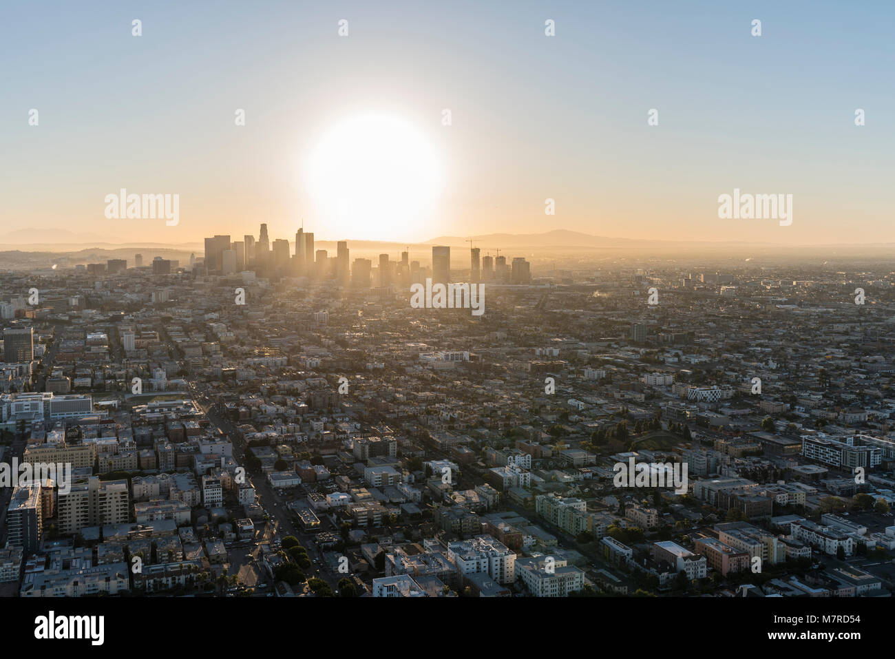 Luftaufnahme von Sonnenaufgang hinter Straßen und Gebäude im städtischen Kern von Los Angeles, Kalifornien. Stockfoto