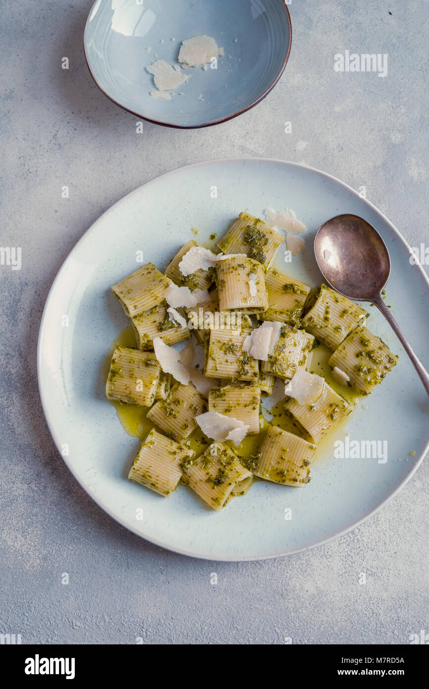 Pasta mit Pesto-Sauce Stockfoto