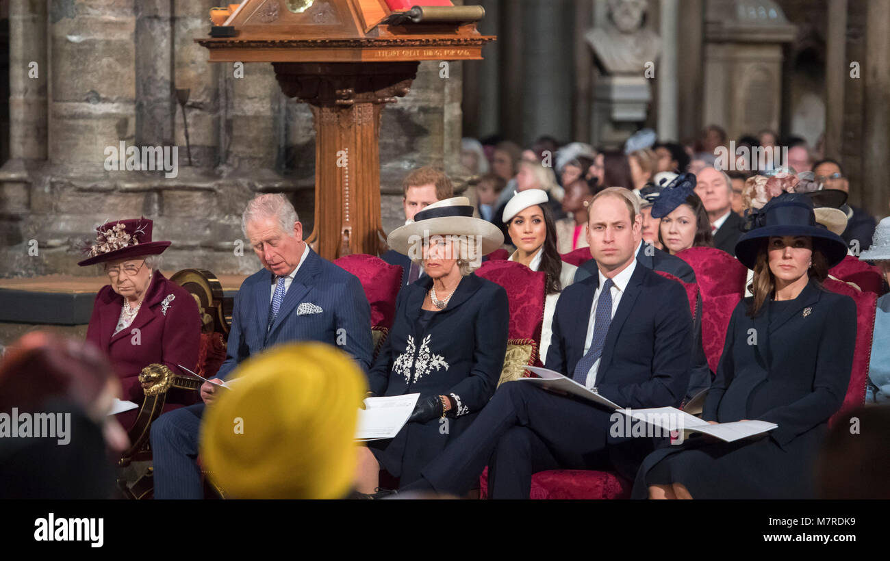 Königin Elizabeth II., begleitet von den Prinzen von Wales und die Herzogin von Cornwall, der Herzog und die Herzogin von Cambridge, Prinz Harry und Meghan Markle und der Herzog von York, nehmen an der Commonwealth Service am Westminster Abbey, London. Stockfoto