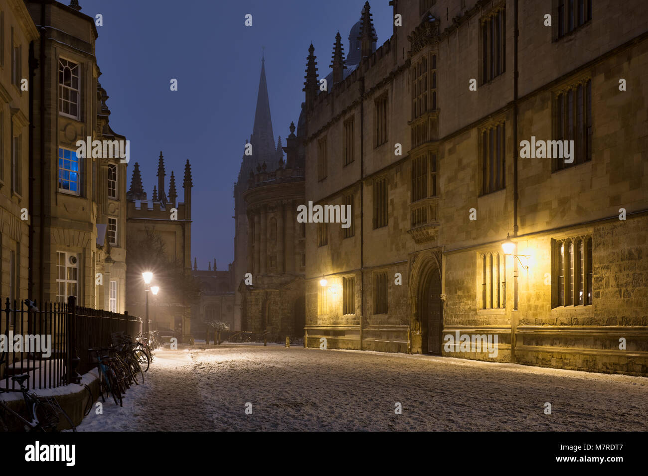 Bodleian Library und Radcliffe Camera in Catte Street im Schnee am frühen Morgen vor der Morgendämmerung. Oxford, Oxfordshire, England Stockfoto