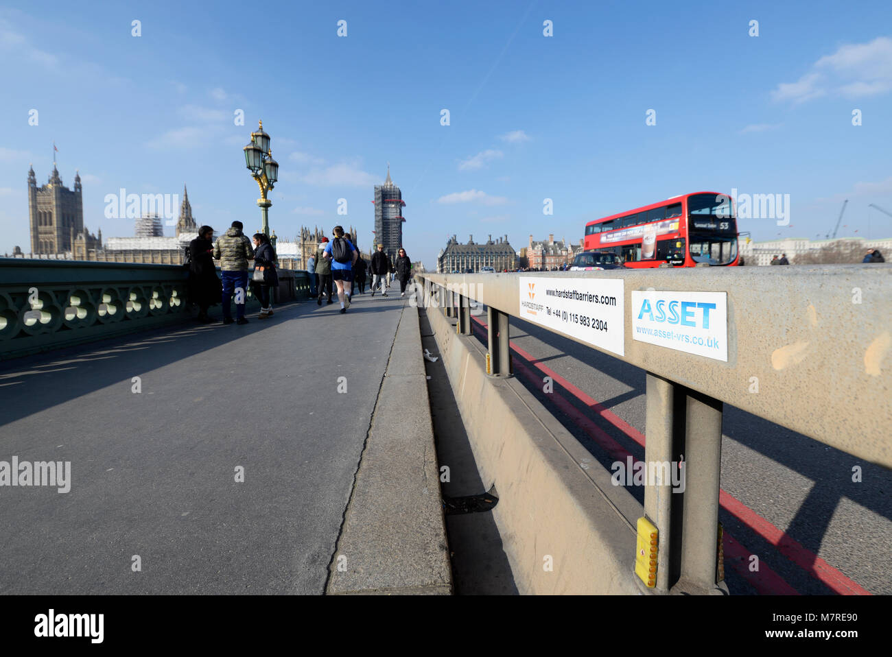 Sicherheitsbarrieren auf die Westminster Bridge, London, Schutz von Fußgängern aus Fahrzeugen und Terrorismus. Hardstaff Barrieren. Asset VRS. Stahl Barriere Stockfoto