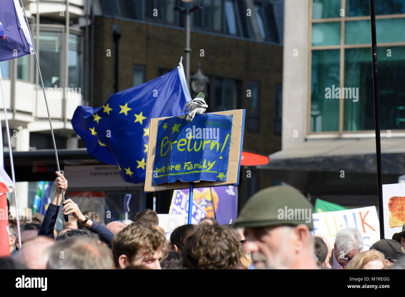 Eine Masse von EU-Befürworter holding Anti-Brexit Plakate und wehenden Flaggen während der Unite für Europa März - anti-Brexit Protest in London, UK. Stockfoto