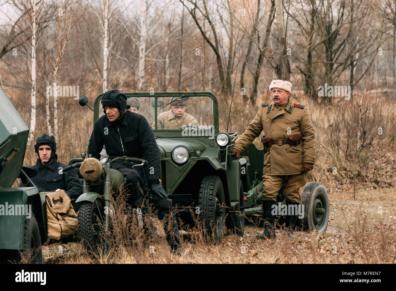 Gomel, Belarus - November 26, 2016: Soldaten und Sergeant Major am Auto. Wiederaufbau der Roten Armee bei der Befreiung der Stadt Gomel Stockfoto