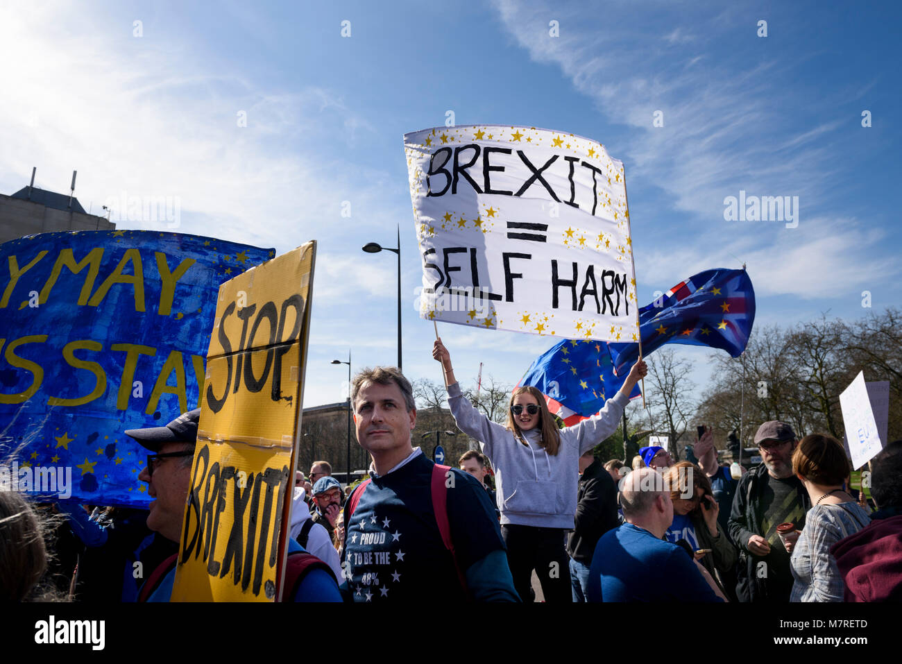 Eine Masse von EU-Befürworter holding Anti-Brexit Plakate und wehenden Flaggen während der Unite für Europa März - anti-Brexit Protest in London, UK. Stockfoto