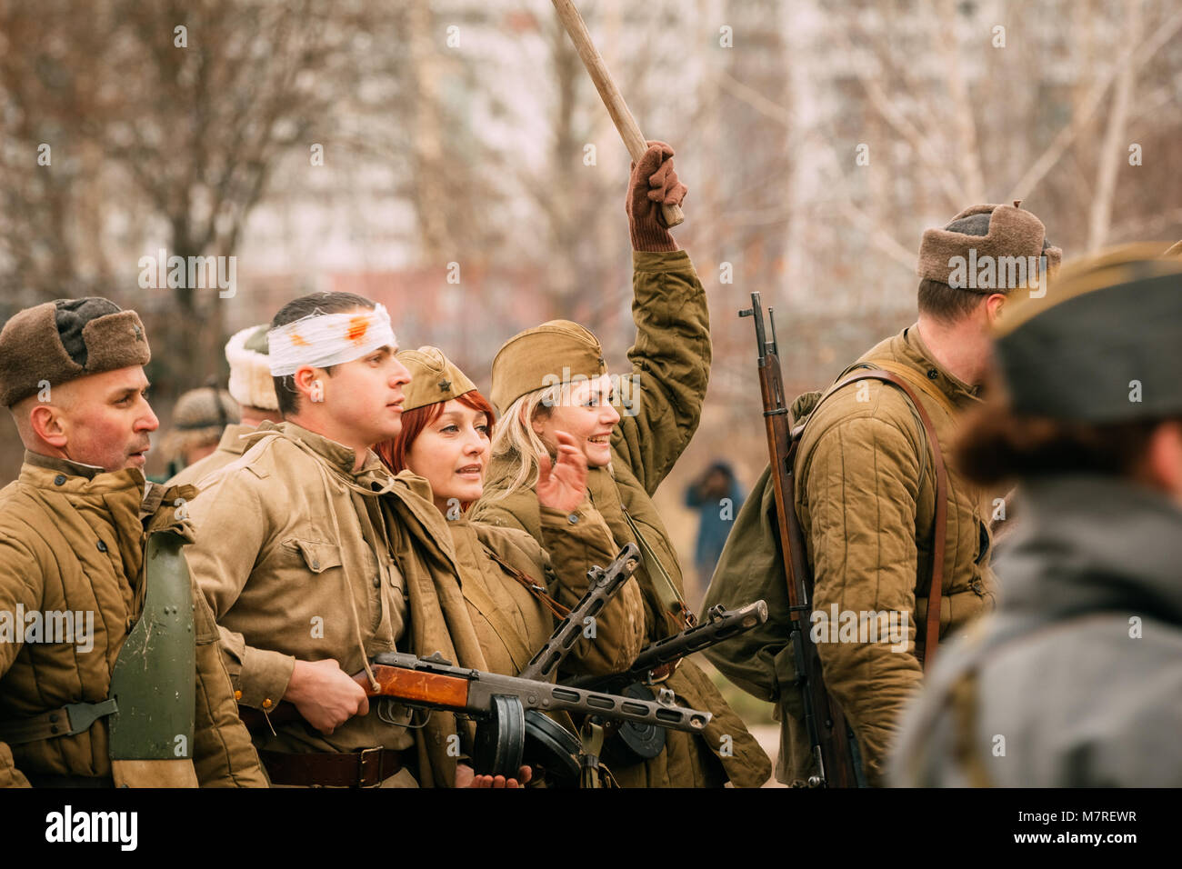 Gomel, Belarus - November 26, 2016: Soldaten der Roten Armee, Männer und Frauen mit Waffen in den Reihen Stockfoto