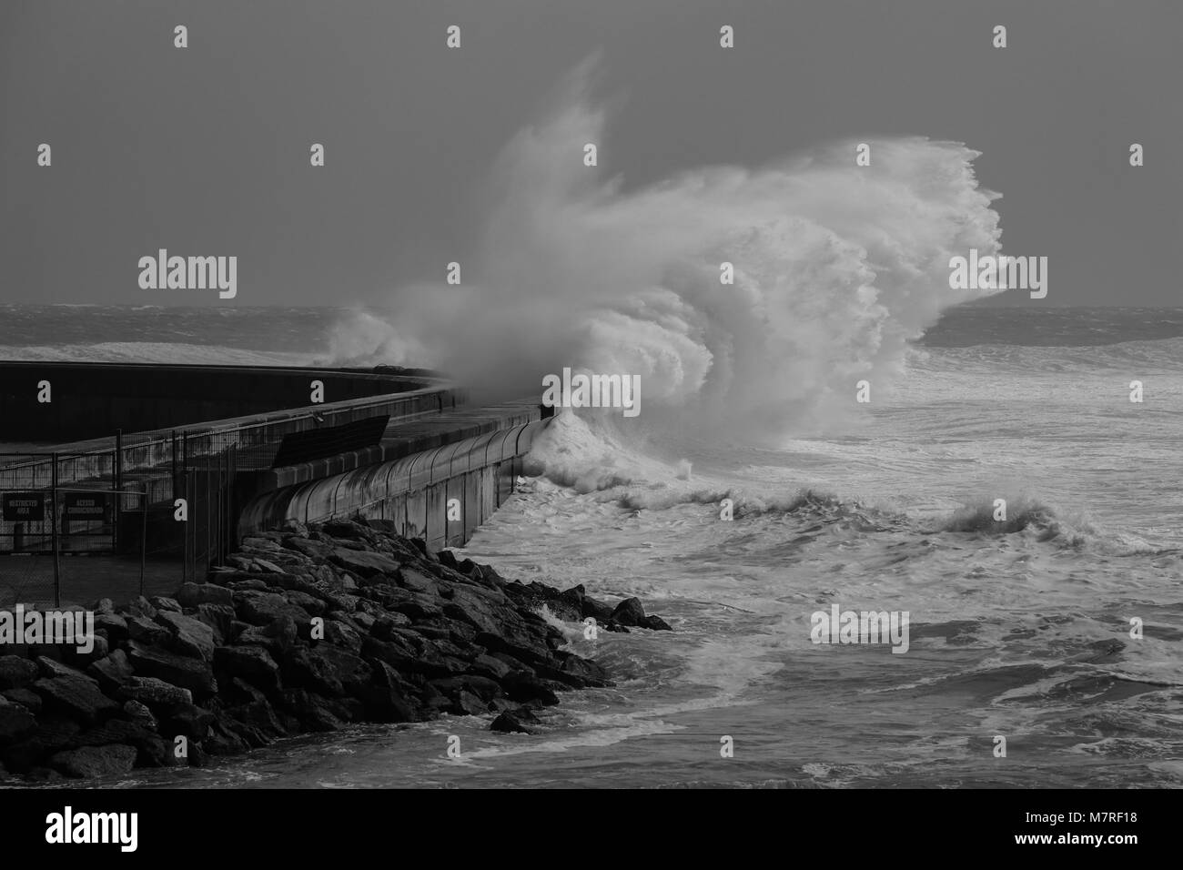 Big Storm Wellen erreichen einen Wellenbrecher Struktur in einem Pier in der atlantischen Küste. Cascais Portugal Stockfoto