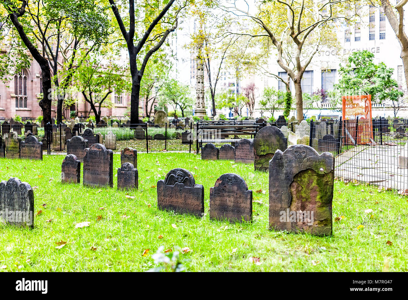 New York City, USA - 30. Oktober 2017: Trinitatis Kirche Friedhof Friedhof in NYC Manhattan unteren Financial District downtown, NYSE, grünes Gras, Gräber Stockfoto