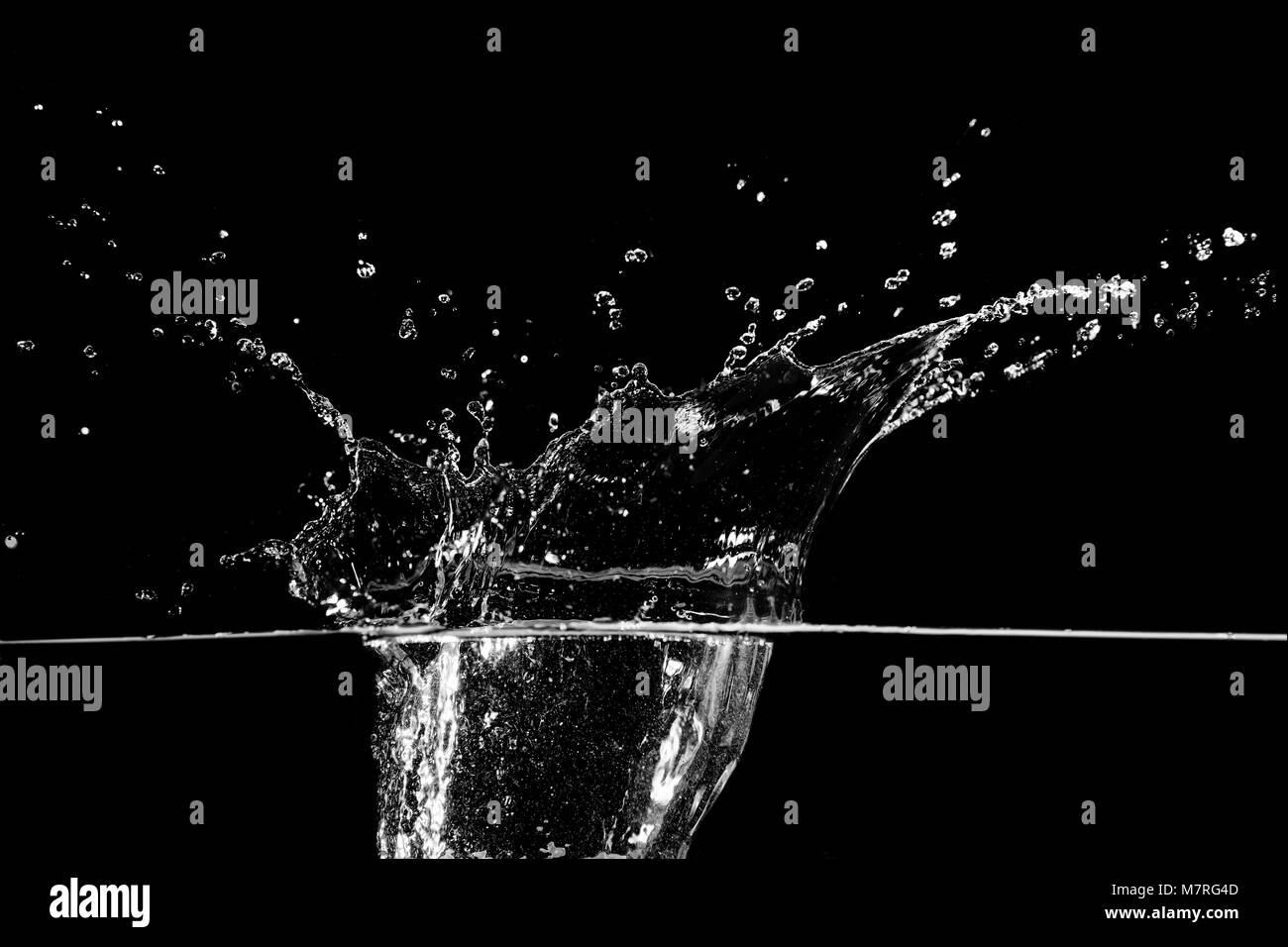 Wasser auf dem schwarzen Hintergrund isoliert Stockfoto