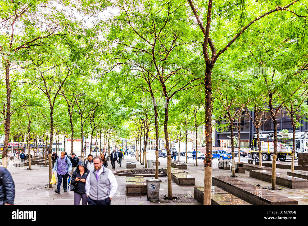 New York City, USA - 30. Oktober 2017: NYC Manhattan unteren Financial District downtown, NYSE, grünen Bäumen im Zuccotti Park, Ferienwohnung leuchtenden Lampen Stockfoto