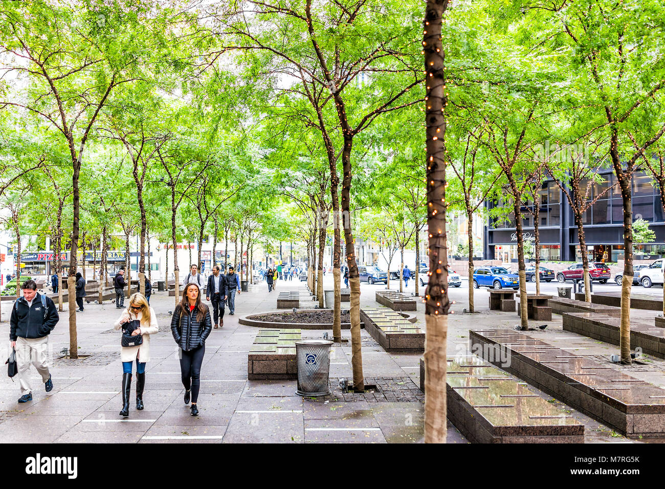 New York City, USA - 30. Oktober 2017: NYC Manhattan unteren Financial District downtown, NYSE, grünen Bäumen im Zuccotti Park, Ferienwohnung leuchtenden Lampen Stockfoto