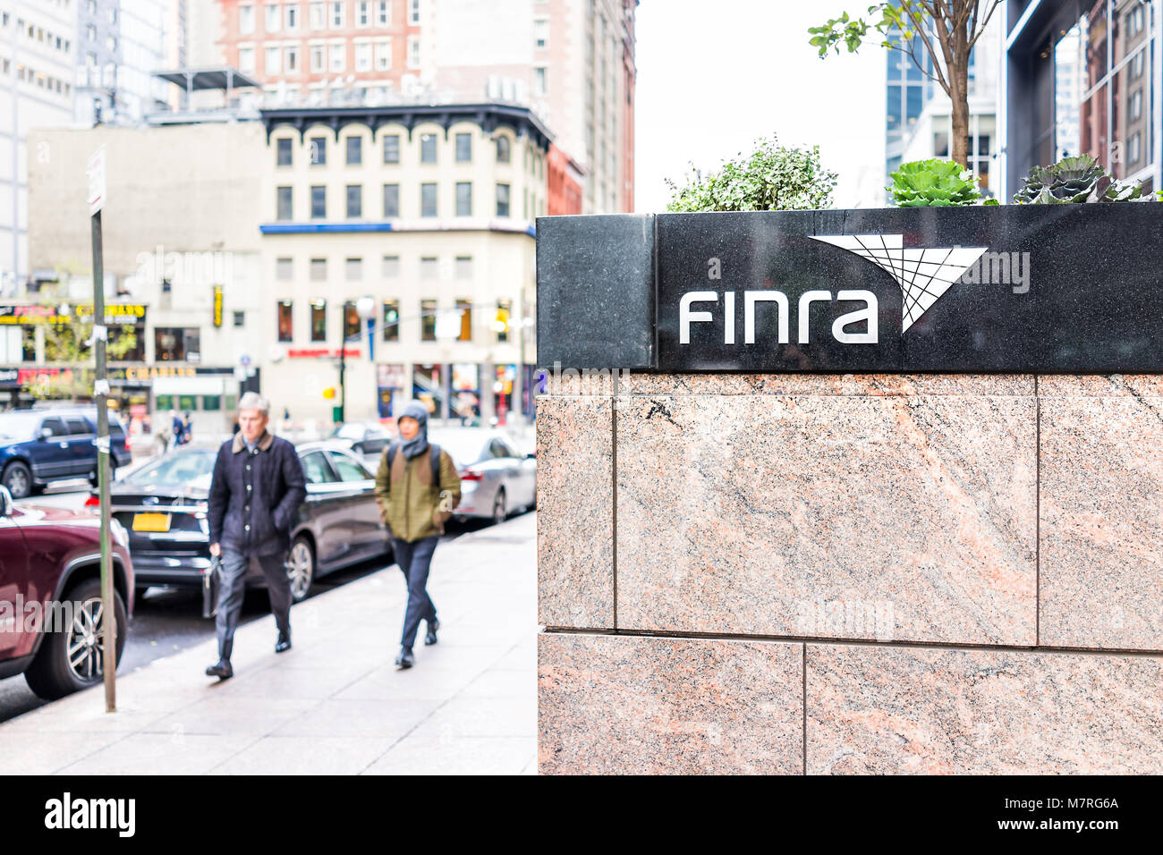 New York City, USA - 30. Oktober 2017: Zeichen auf dem Gebäude der finanziellen Industrie Regulierungsbehörde oder Finra, in Manhattan NYC geringere finanzielle Dis Stockfoto