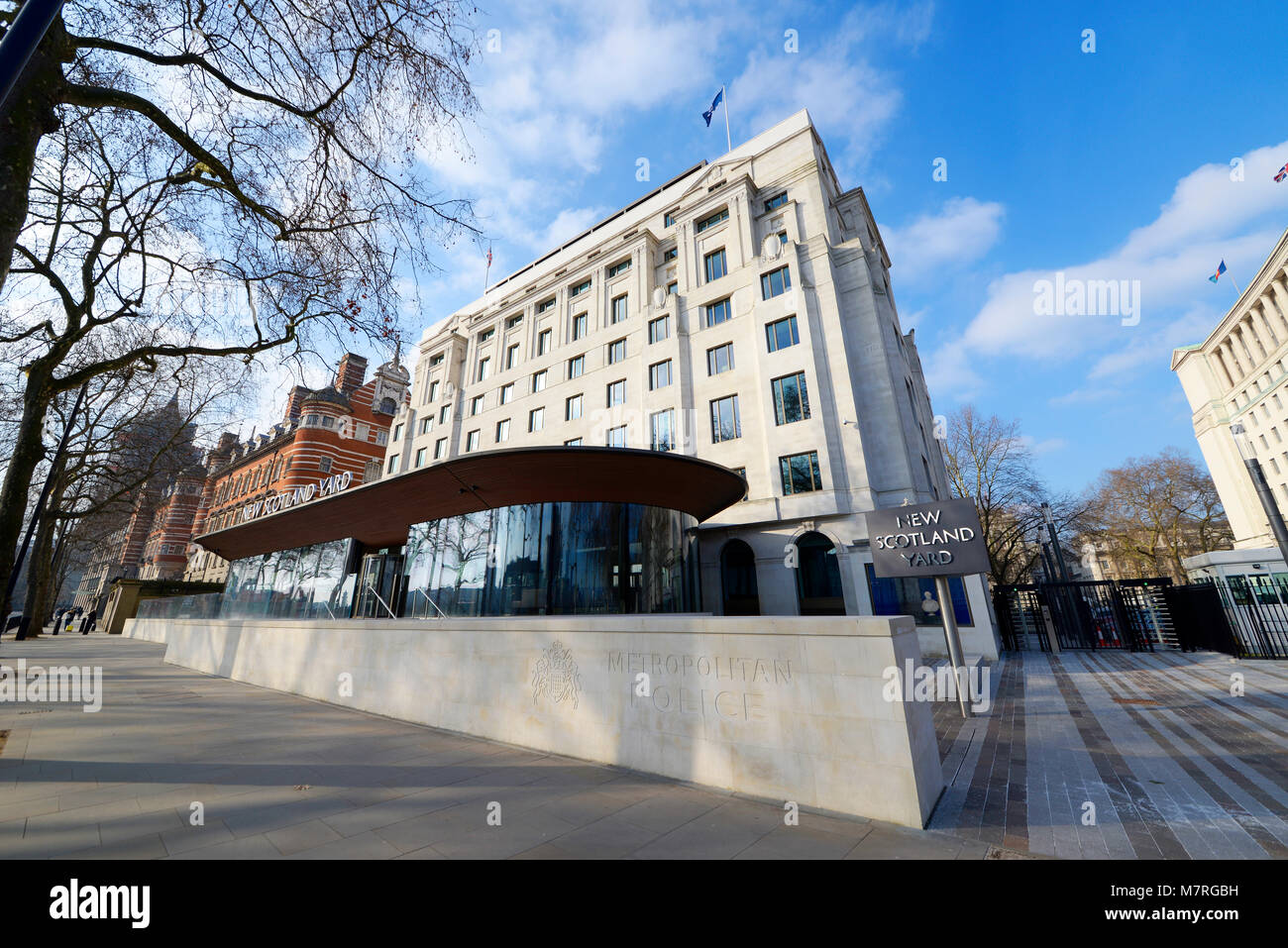 New Scotland Yard Metropolitan Police Hauptquartier am Victoria Embankment, London, Großbritannien. Curtis Green Building Stockfoto