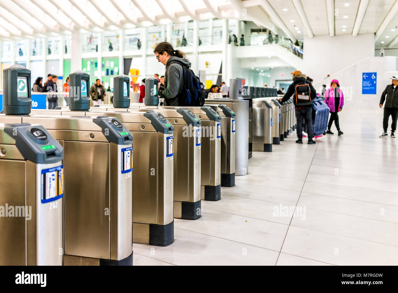 New York City, USA - 30. Oktober 2017: Die Menschen in den Oculus Verkehrsknotenpunkt am World Trade Center NYC Subway Station, Pendeln, New Jersey PATH Trai Stockfoto