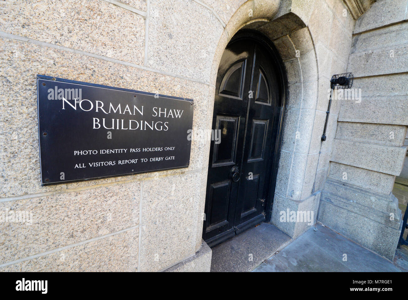Die Norman Shaw Gebäude (Ehemals New Scotland Yard bekannt) sind ein paar Gebäude in Westminster, London. Seite Eingang mit Sicherheit Warnung Stockfoto